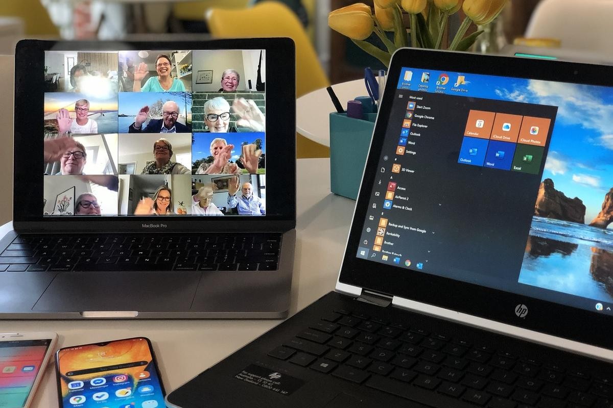 Laptops, die ein Online-Meeting zeigen