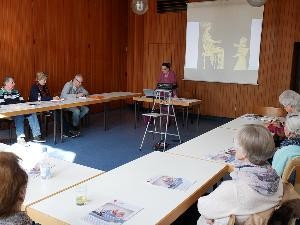 Senioren hören und schauen dem Vortrag von Dr. Susanne Dietrich zu