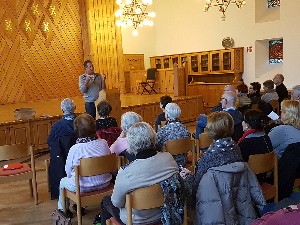 Gunther Haug hält einen Vortrag vor Teilnehmern der SeniorenAkademie