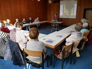 Senioren hören dem Vortrag von Dr. Susanne Dietrich zu