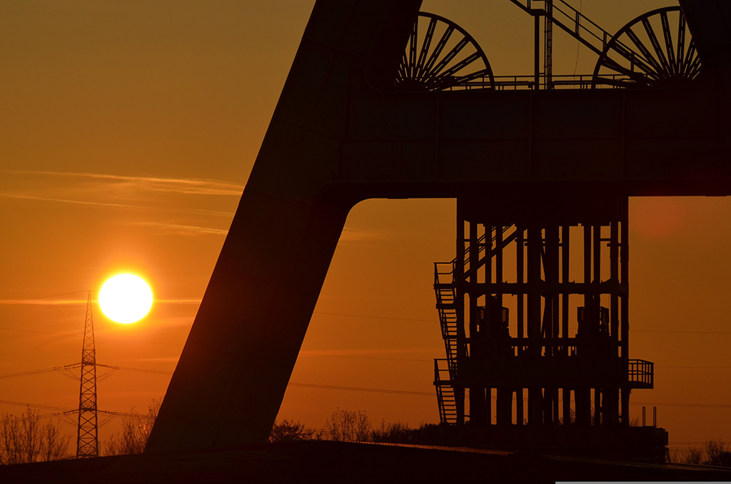 Ehemaliges Kohlebergwerk und Sonnenuntergang