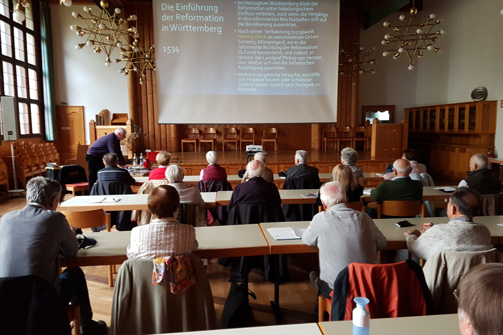 Teilnehmer der Seniorenakademie hören einem Vortrag zu