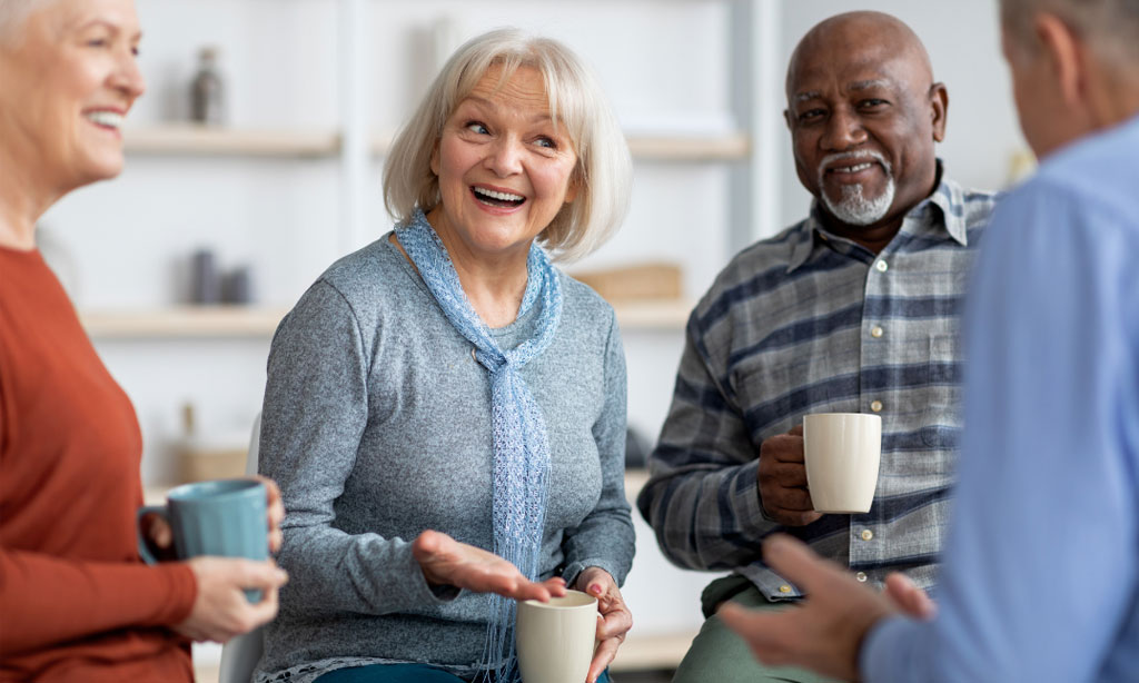 Mehrere Seniorinnen und Senioren beim Kaffeklatsch