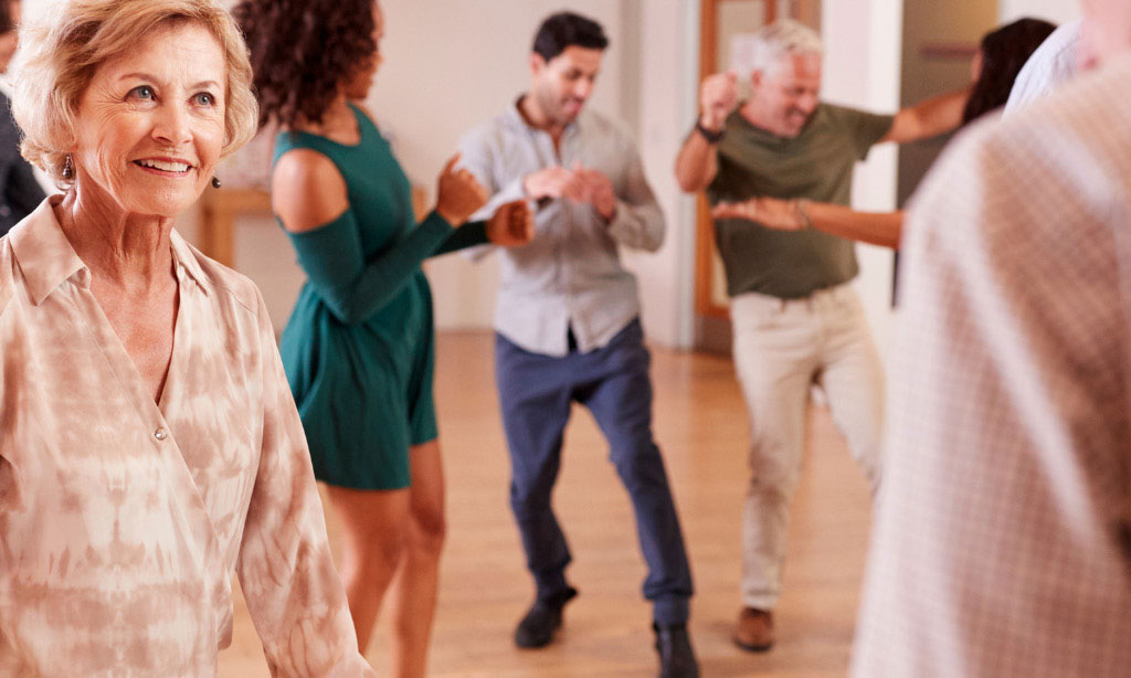 Personengruppe beim gemeinsamen Tanzen 