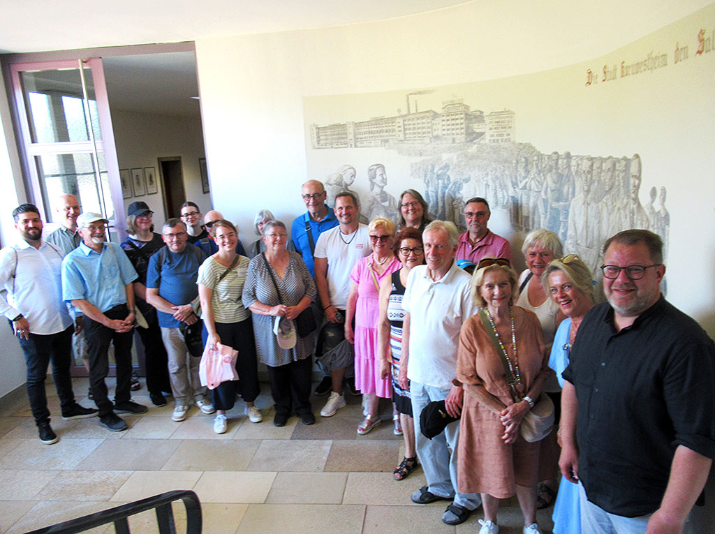 Gruppenfoto mit Oberbürgermeister Nico Lauxmann und den Salamander-Interessierten im Kornwestheimer Rathaus