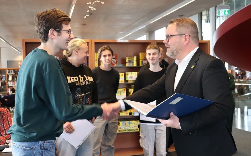 Oberbürgermeister Nico Lauxmann übergibt Urkunde an Jugendliche für offene Digitalisierungs-Sprechstunde
