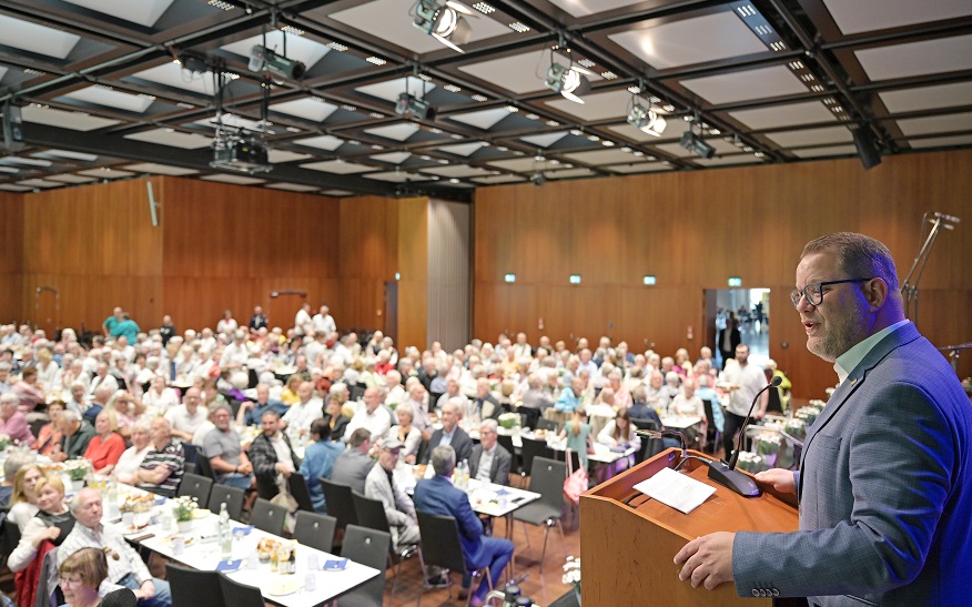 OB Nico Lauxmann hält bei der Seniorenfeier einen Vortrag