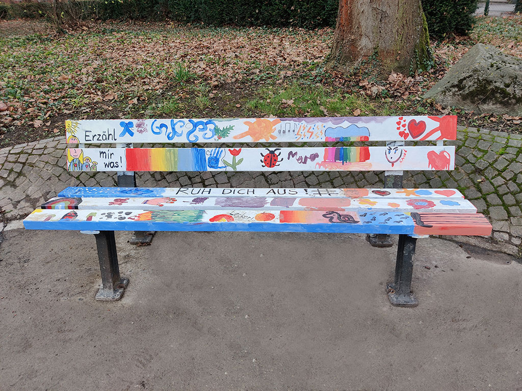 Bild eines bunt bemalten Schwätzbänkles