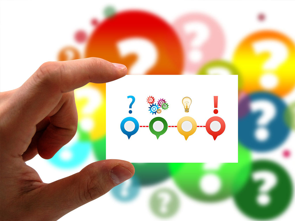 Grafik mit Sprechblasen und Fragezeichen, Zahnräder, Glühbirne und Ausrufezeichen