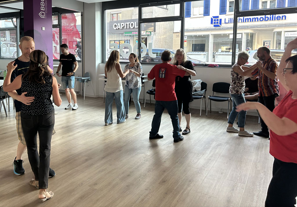 Tanzende Personen auf der Tanzfläche im Wohncafe Joos