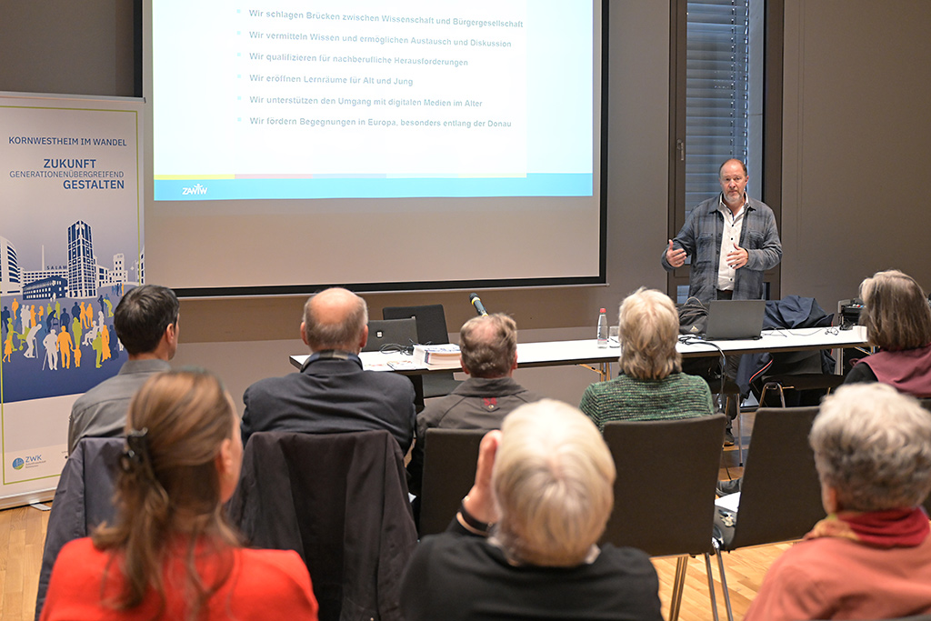 Dr. Markus Marquard hält einen Vortrag vor Senioren