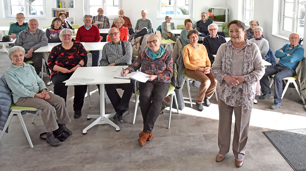 Gruppenbild mit Teilnehmer-innen und der Dozentin Dr. Susanne Dieterich der Seniorenakademie im März 2023
