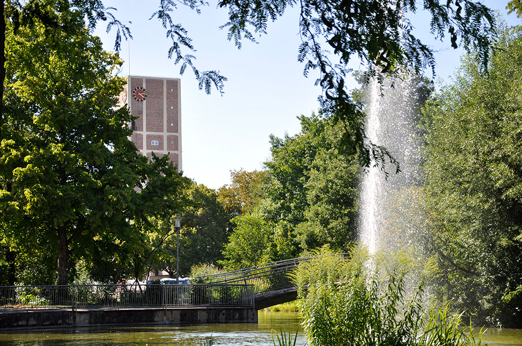 Foto vom Salamander Stadtpark mit Blick auf den Rathausturm in Kornwestheim 