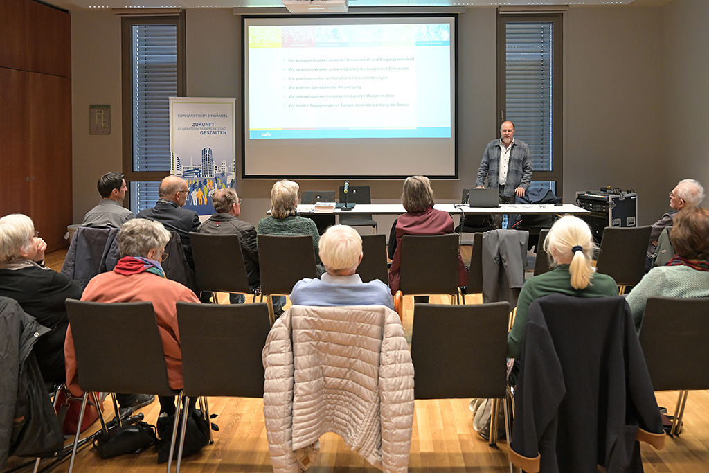 Dr. Markus Marquard hält einen Vortrag vor Senioren