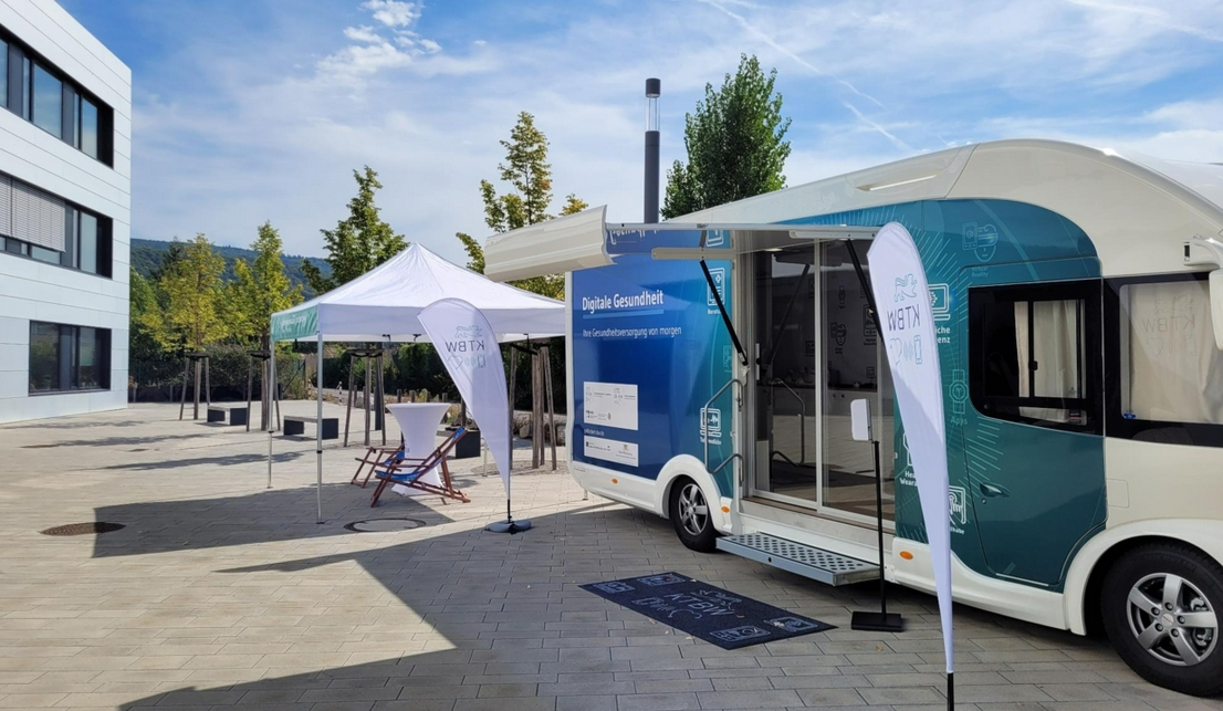 Digital Health Truck auf einem Platz