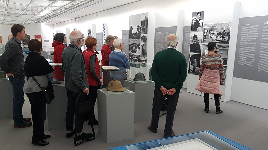 Senioren bei einem Vortrag in einem Museum