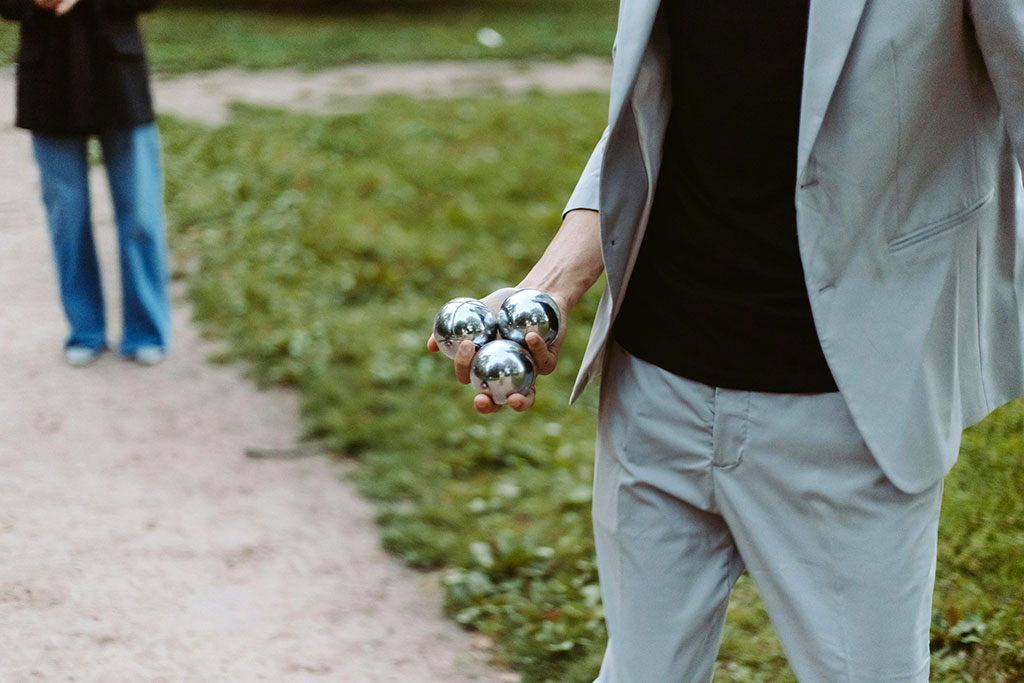 Drei Boule-Kugeln in der Hand eines Spielers 