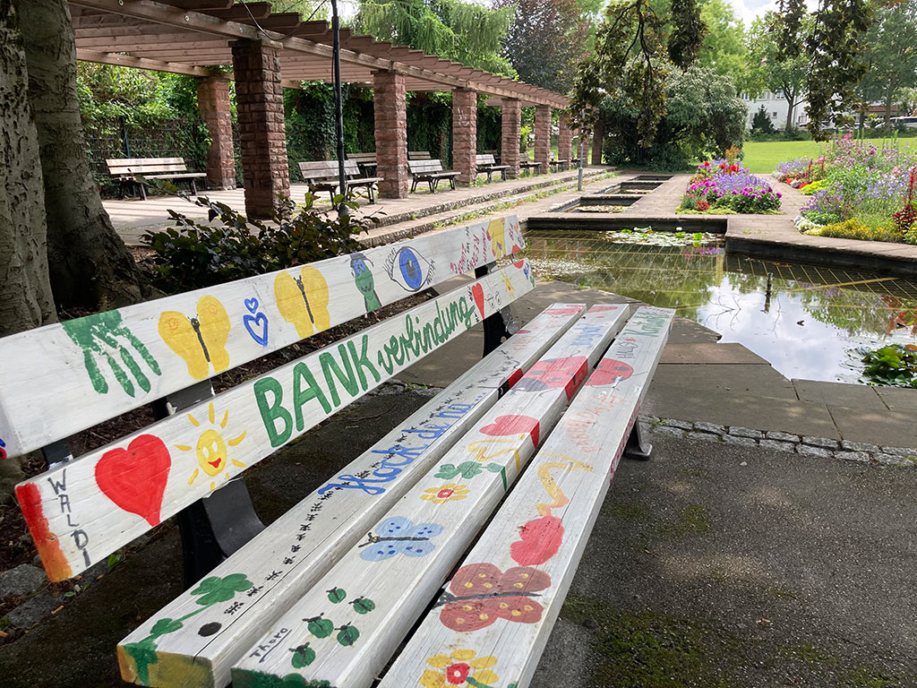 Seitenansicht eines neuen Schwätzbänkles im alten Stadtgarten